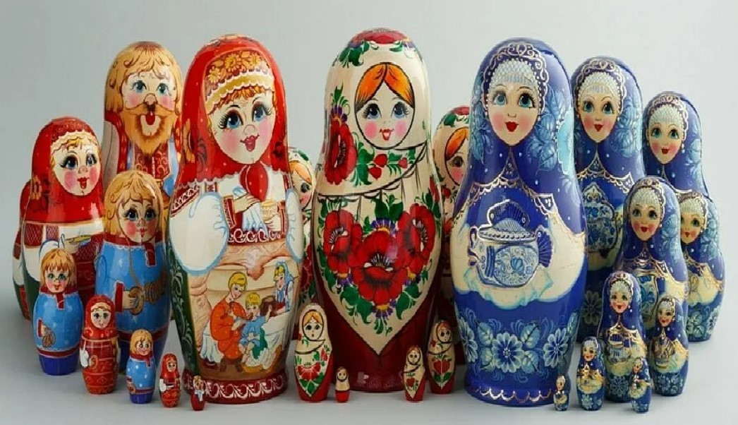Какая русская игрушка олицетворяет крепкую семью. Матрешка символ России. Русские сувениры. Красивые матрешки. Игрушки народных промысломатрешка.
